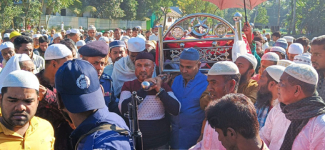 কুমিল্লায় হাতকড়া নিয়েই মায়ের জানাজা ও দাফনে যুবলীগ নেতা