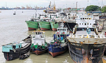 জাহাজে ৭ খুন: ধর্মঘটে পণ‌্যবা‌হী নৌযান শ্রমিকরা