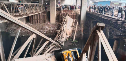 টঙ্গীতে বেইলি ব্রিজ ভেঙে নদীতে ট্রাক