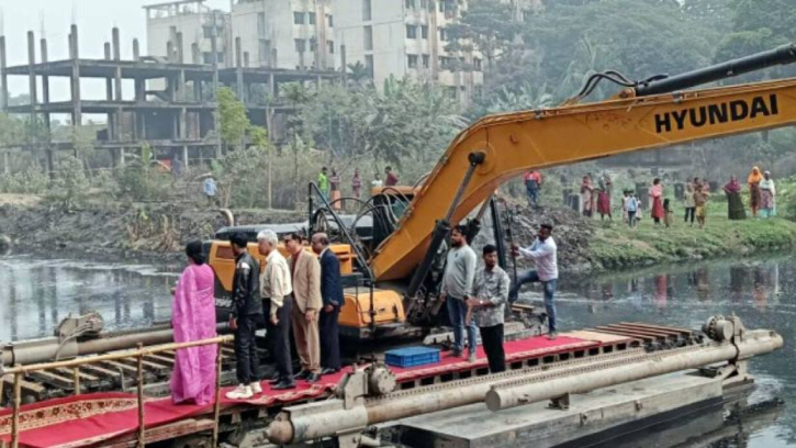 লাল গালিচায় খালে নেমে খনন কাজ উদ্বোধন করলেন তিন উপদেষ্টা